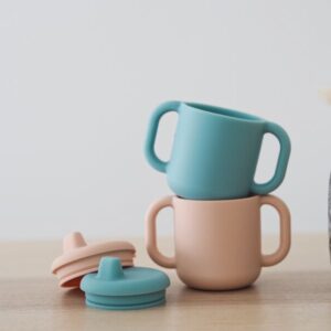 TASSE EN SILICONE BLEU AVEC POIGNÉES 120 ML 4M+ KIOKIDS